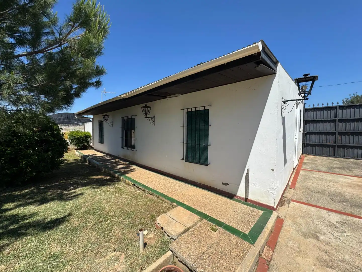 Vista exterior de Casa o chalet en venta en Dos Hermanas con Aire acondicionado, Jardín privado y Trastero