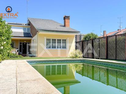 Swimming pool of House or chalet for sale in  Madrid Capital  with Air Conditioner, Heating and Private garden