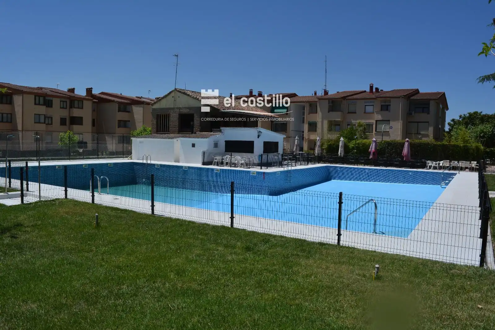 Piscina de Pis en venda en Santa María del Tiétar amb Terrassa i Moblat