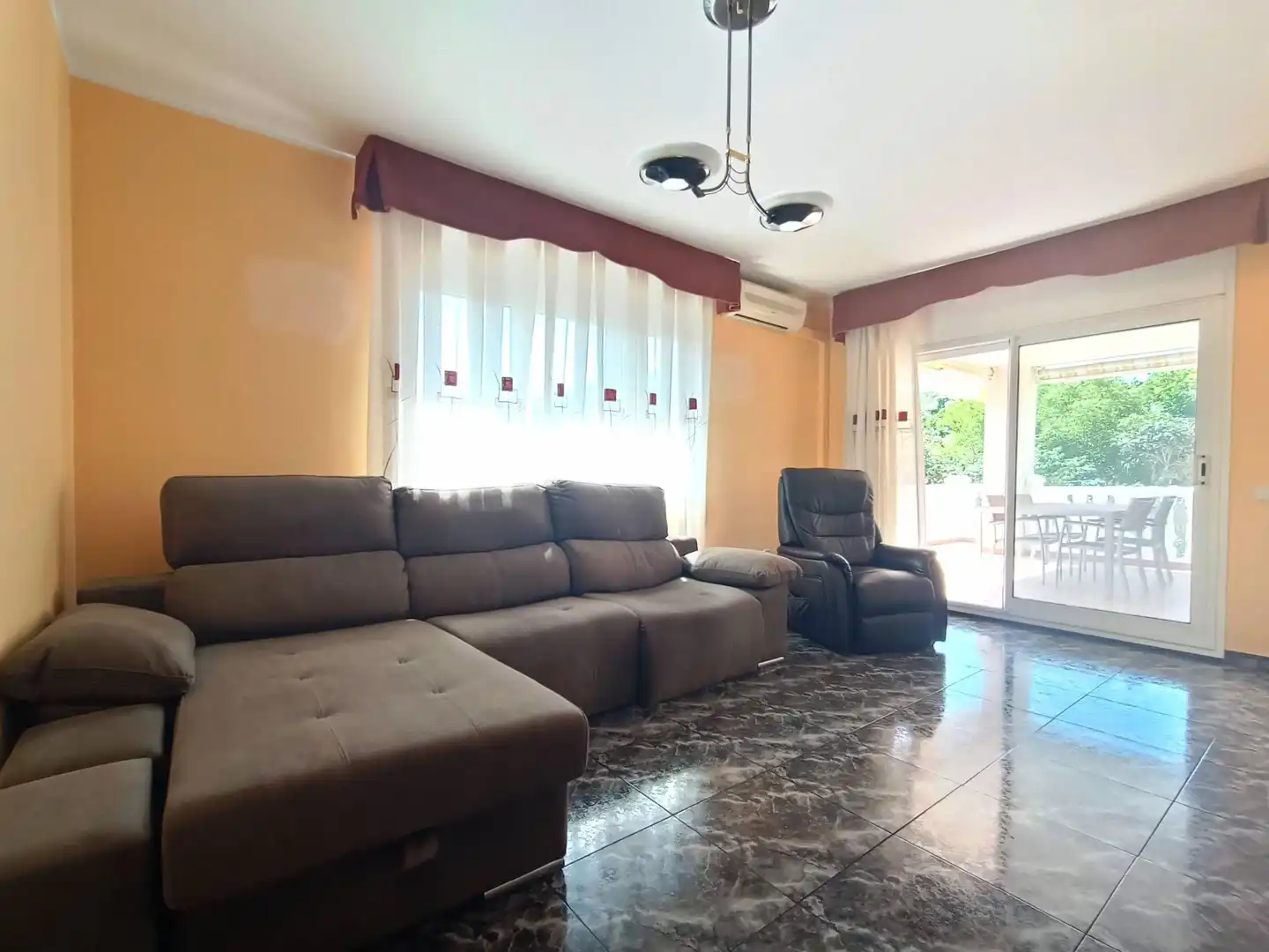 Sala de estar de Casa o chalet en venta en Olèrdola con Aire acondicionado, Calefacción y Jardín privado
