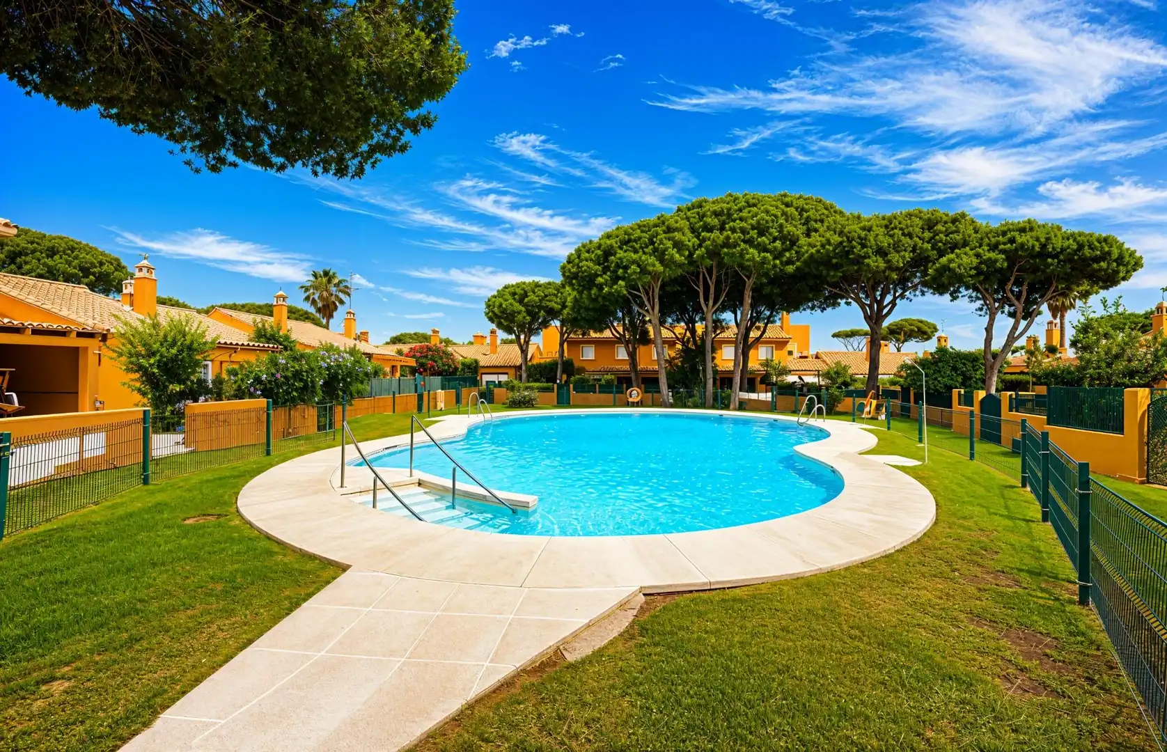 Piscina de Casa adosada en venda en Chiclana de la Frontera amb Jardí privat, Terrassa i Piscina comunitària