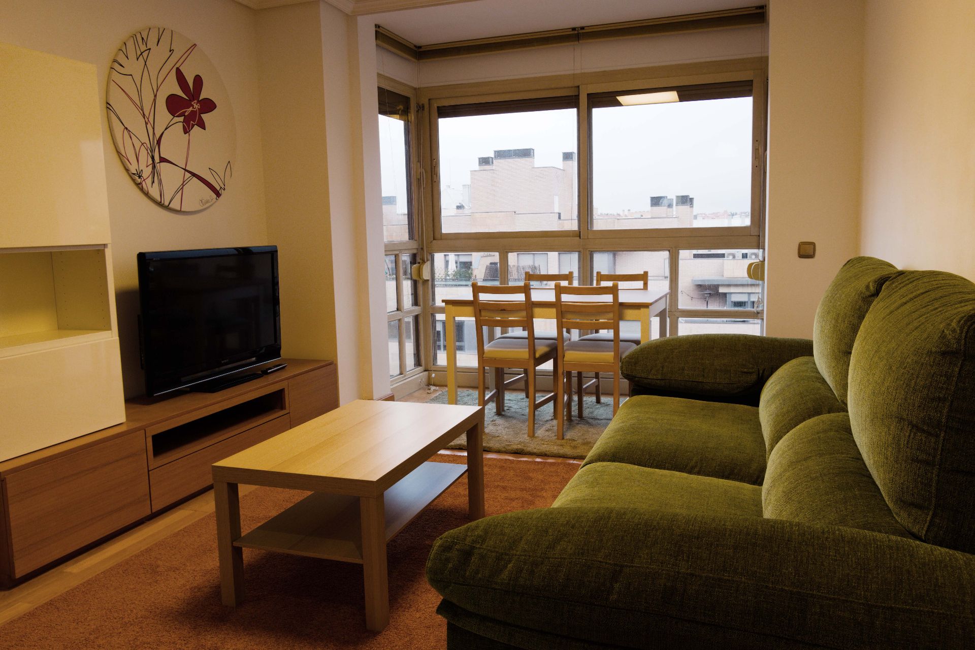 Living room of Flat to rent in  Madrid Capital  with Air Conditioner, Heating and Parquet flooring