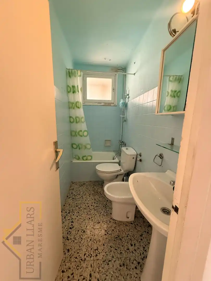 Badezimmer von Wohnung zum Verkauf in Mataró mit Balkon