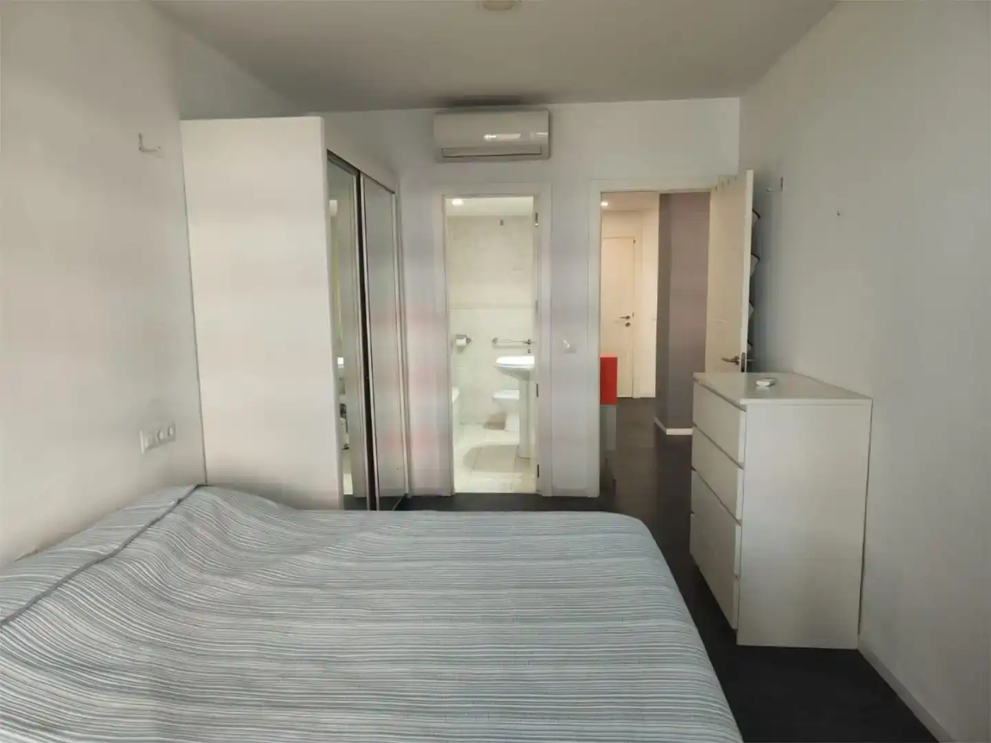 Dormitori de Apartament de lloguer en Torremolinos amb Aire condicionat i Piscina