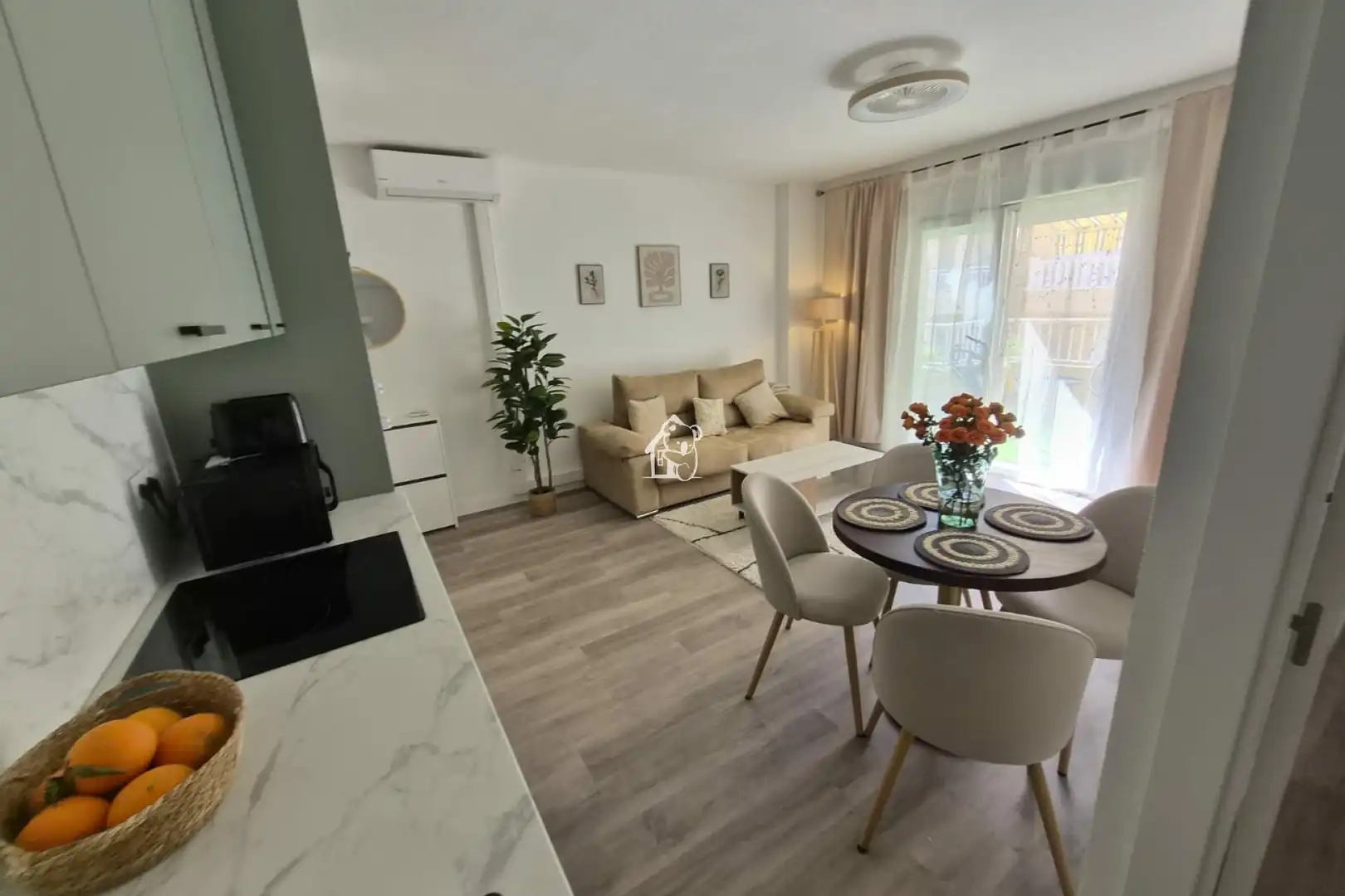 Sala d'estar de Àtic de lloguer en Torrevieja amb Aire condicionat, Terrassa i Moblat