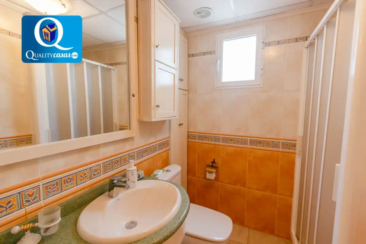 Baño de Casa adosada en venta en Crevillent con Aire acondicionado, Terraza y Trastero