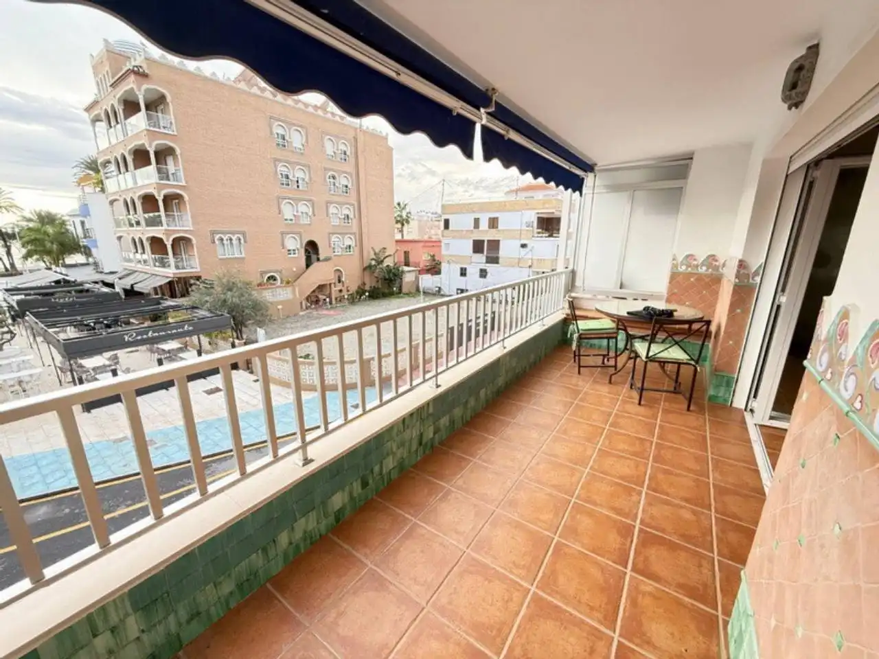 Außenansicht von Wohnungen zum Verkauf in Almuñécar mit Klimaanlage, Terrasse und Abstellraum