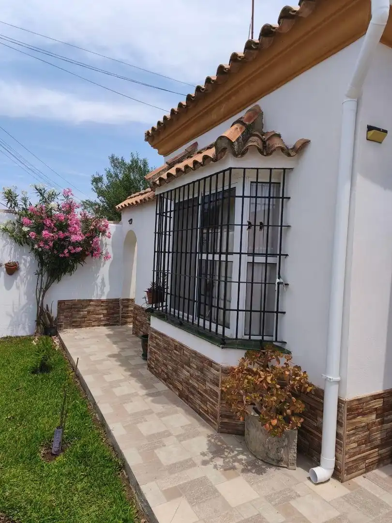Vista exterior de Casa o chalet en venta en Chiclana de la Frontera con Jardín privado, Trastero y Piscina