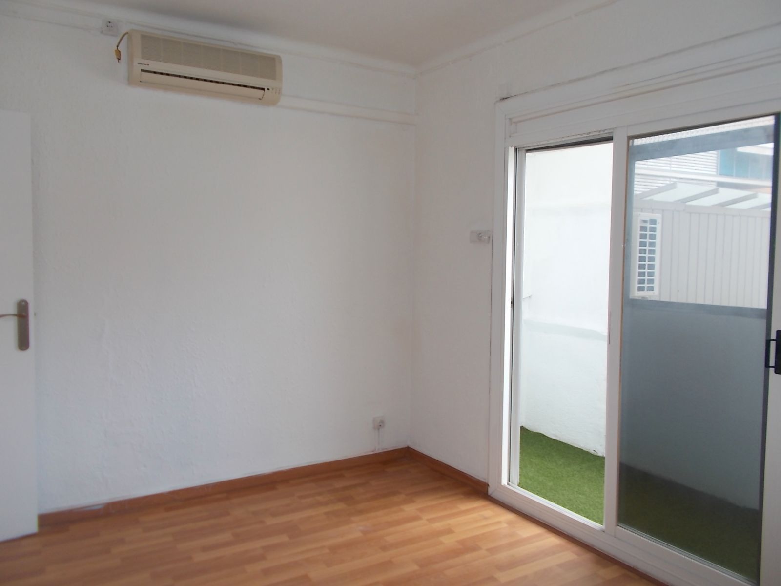 Bedroom of Flat for sale in Badalona  with Air Conditioner, Heating and Parquet flooring