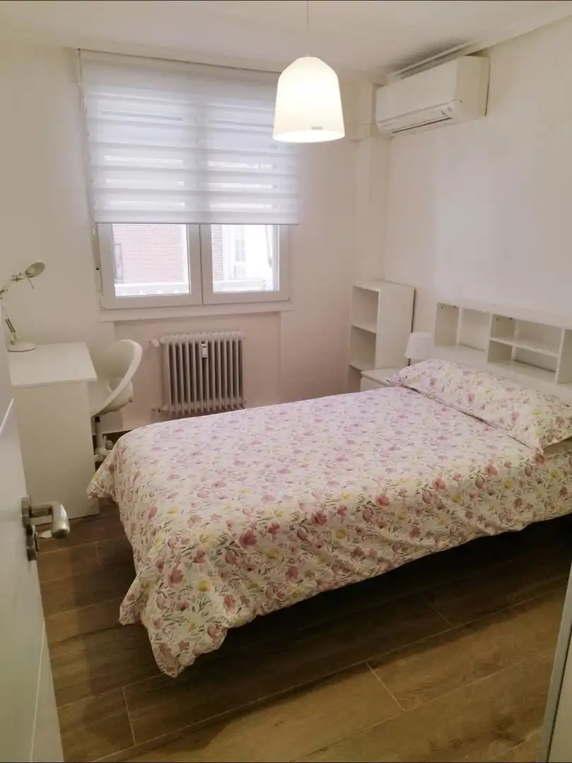 Room in Calle de las Milicias, 4, Santo Tomás