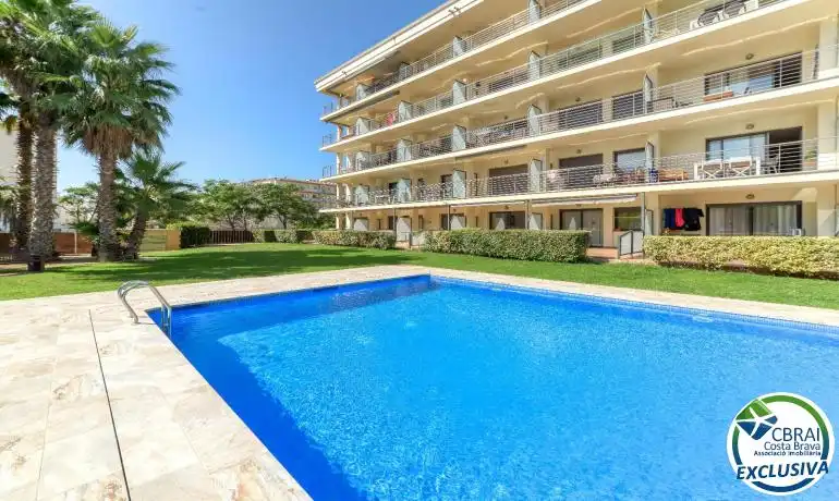 Piscina de Planta baixa en venda en Roses amb Calefacció, Moblat i Piscina comunitària