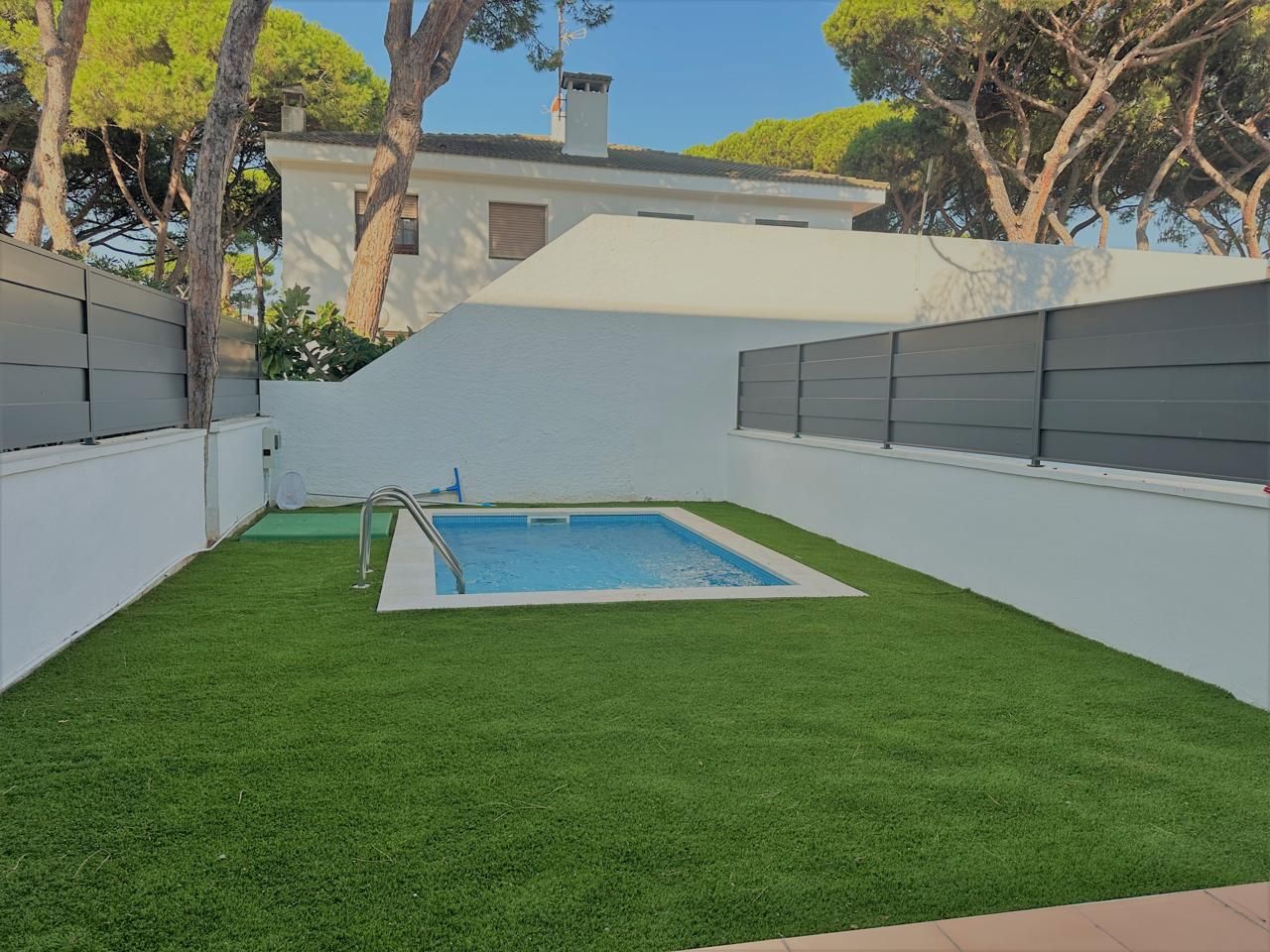 Swimming pool of House or chalet for sale in Castelldefels