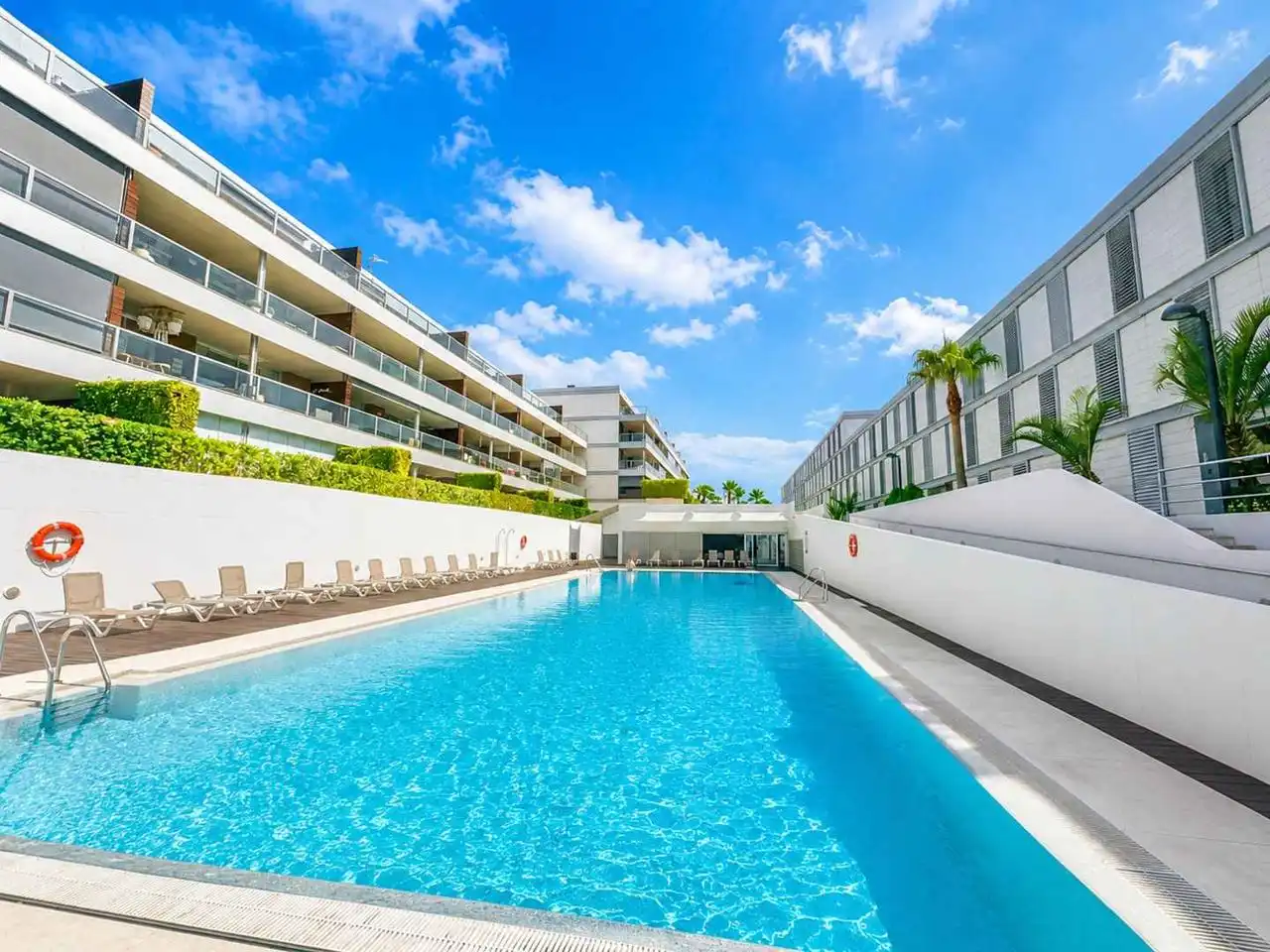 Schwimmbecken von Wohnungen zum Verkauf in Manilva mit Klimaanlage, Heizung und Terrasse