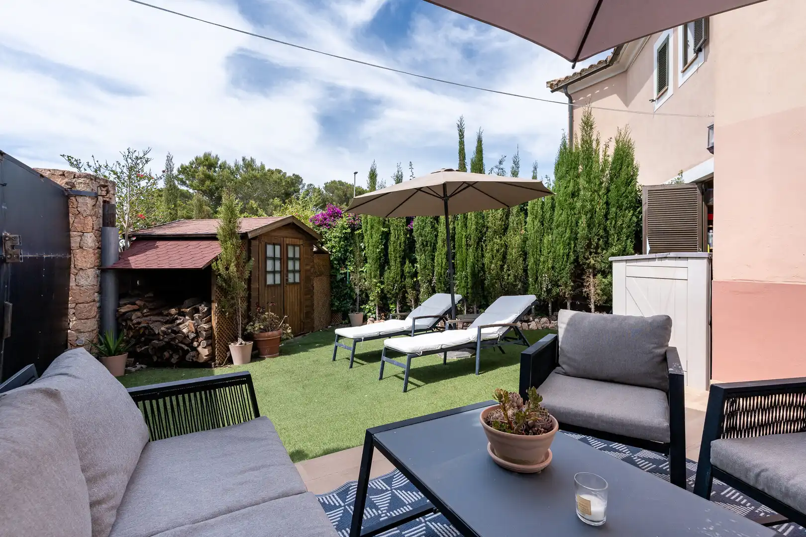 Terrasse von Einfamilien-Reihenhaus zum Verkauf in Llucmajor mit Privatgarten, Terrasse und Schwimmbad