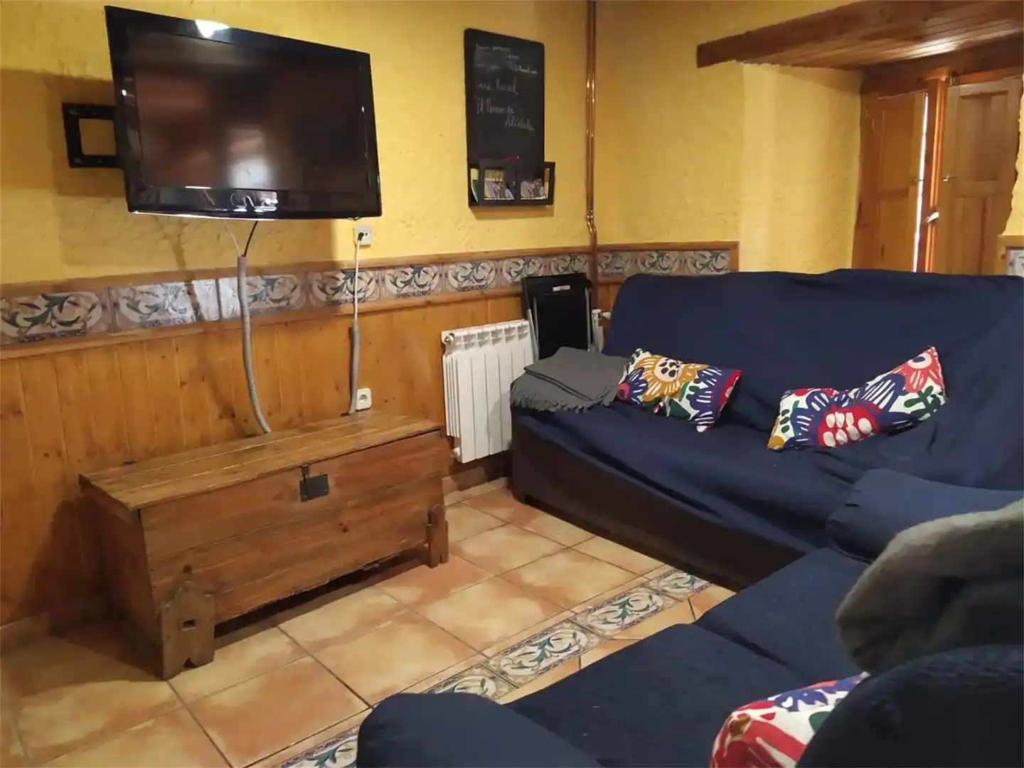 Sala de estar de Casa adosada en venta en Bohoyo con Trastero, Amueblado y Balcón
