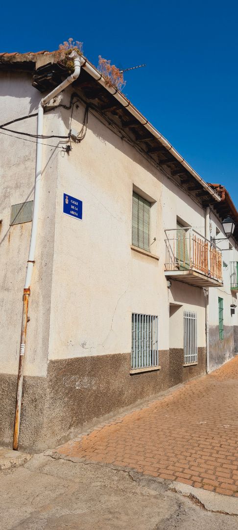Vista exterior de Casa adosada en venda en El Tiemblo  amb Moblat