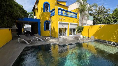 Villa con piscina, zona residencial, 4 dormitorios, 4 baños