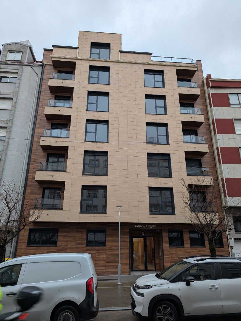 Außenansicht von Wohnungen zur Miete in Pontevedra Capital  mit Heizung, Terrasse und Abstellraum