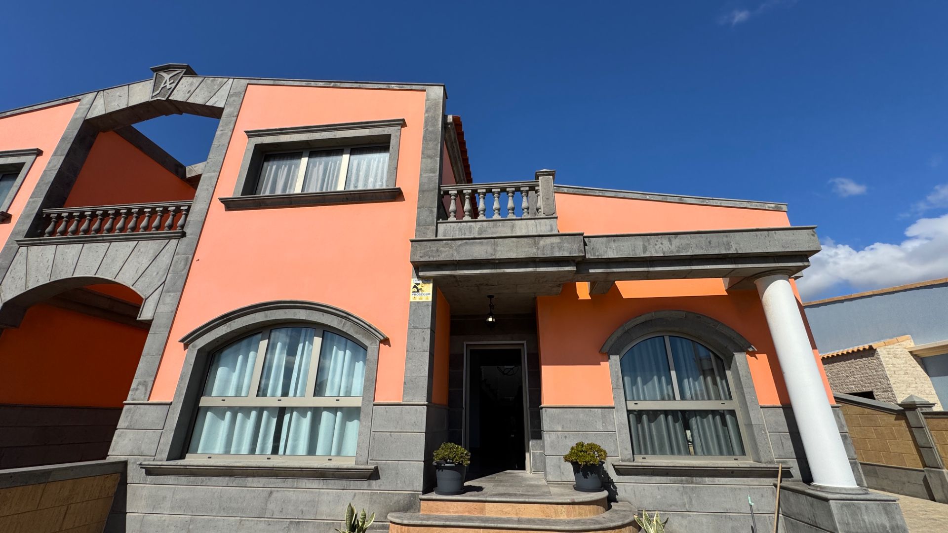 Vista exterior de Casa o xalet de lloguer en Telde amb Aire condicionat, Jardí privat i Terrassa