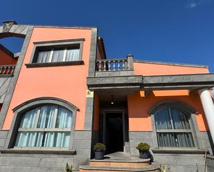 Vista exterior de Casa o xalet de lloguer en Telde amb Aire condicionat, Jardí privat i Terrassa