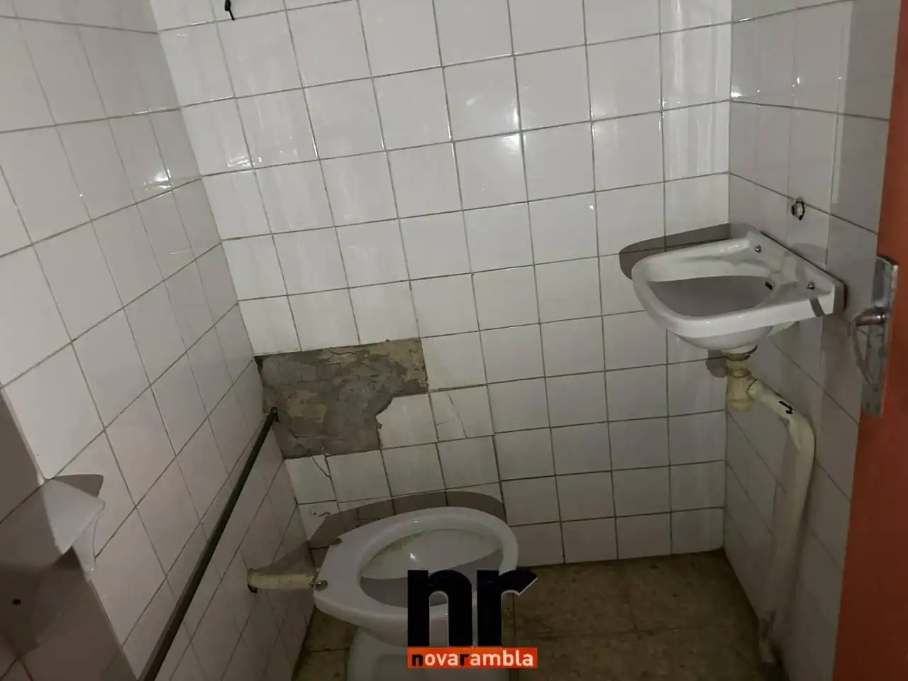 Bany de Local en venda en Ripollet