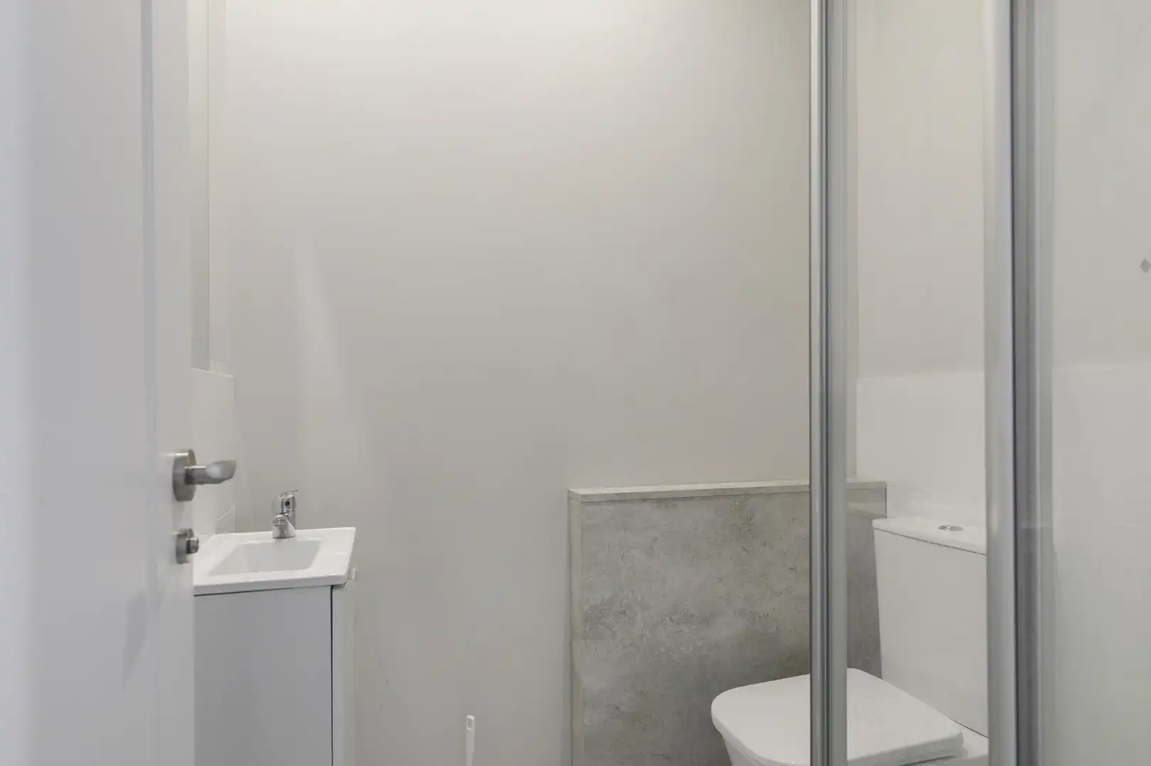 Bathroom of Apartments for sale in Granada