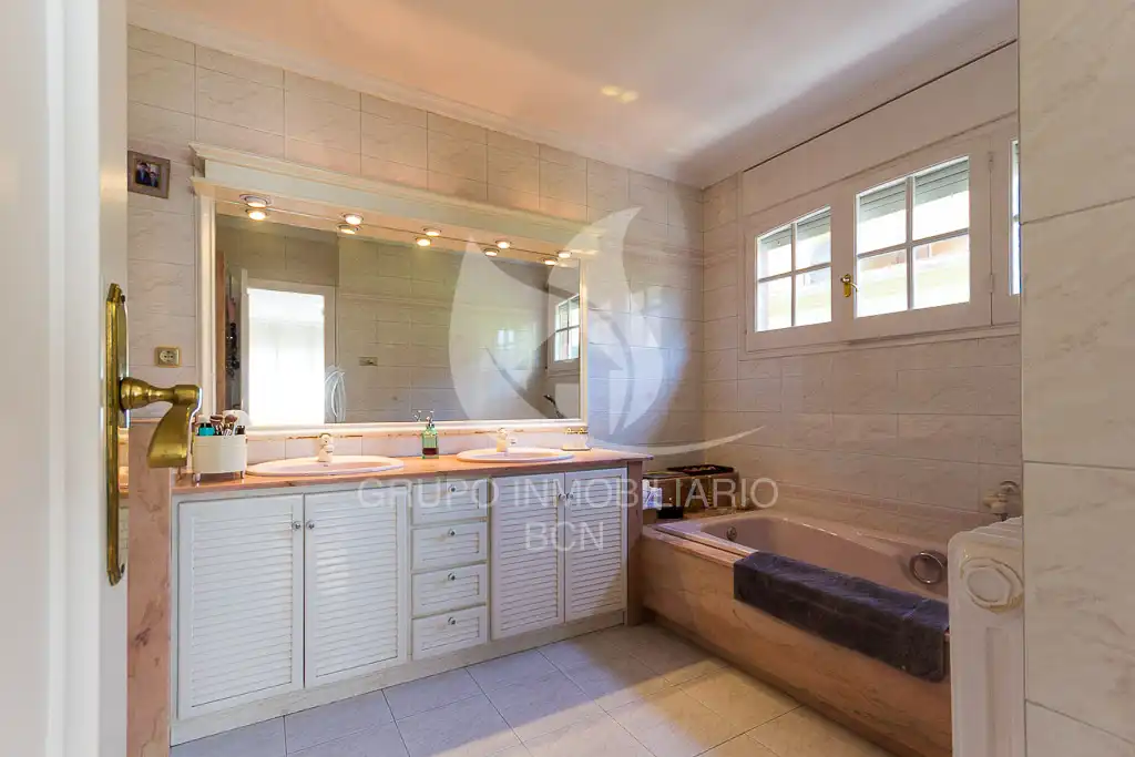 Bathroom of Houses for sale in Montcada i Reixac  with Air Conditioner, Heating and Terrace