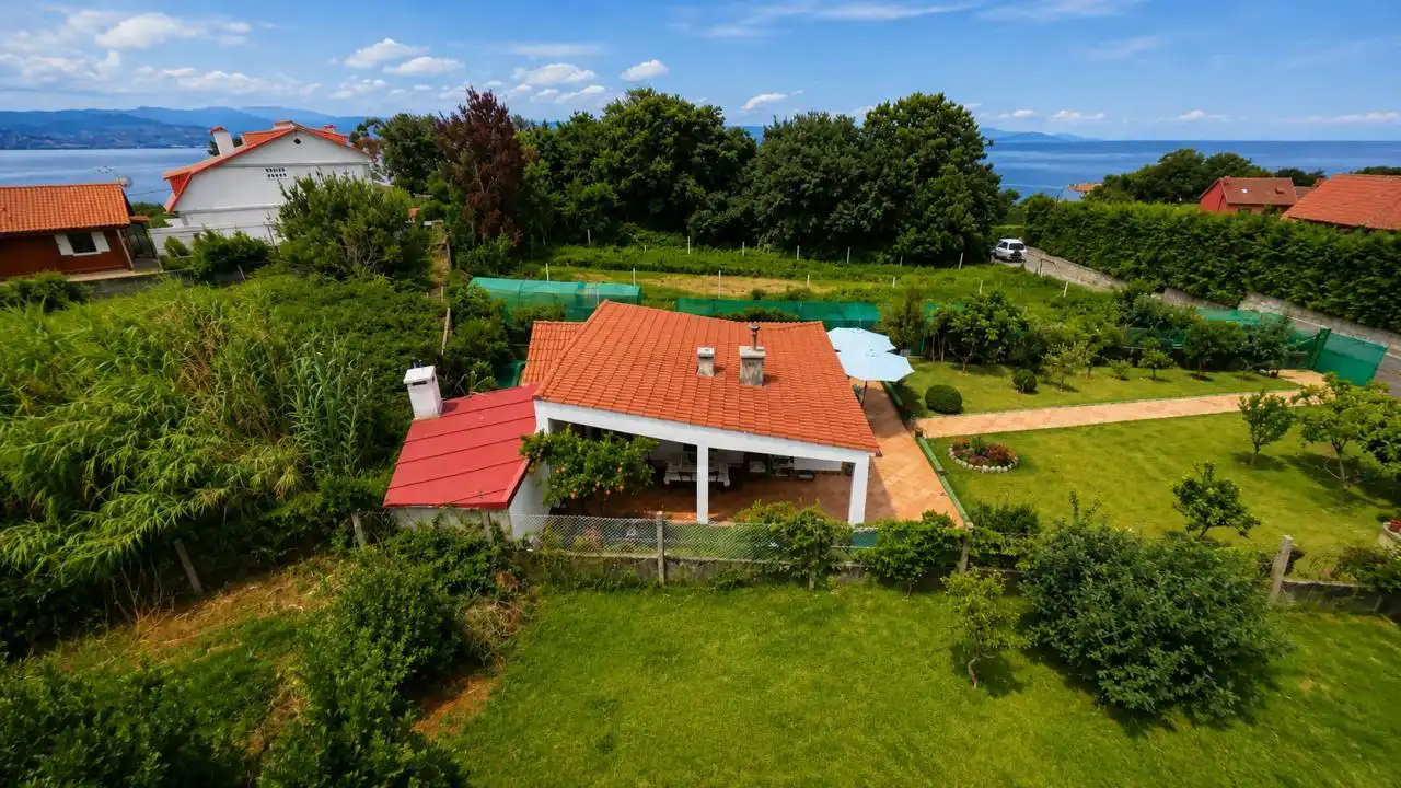 Jardí de Casa o xalet en venda en Cangas  amb Calefacció, Jardí privat i Terrassa