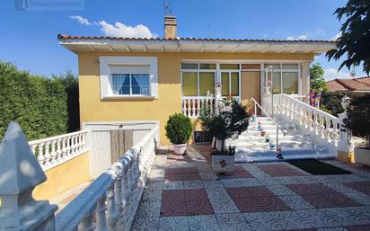 Vista exterior de Casa o xalet en venda en Cubillas de Santa Marta amb Calefacció, Jardí privat i Terrassa