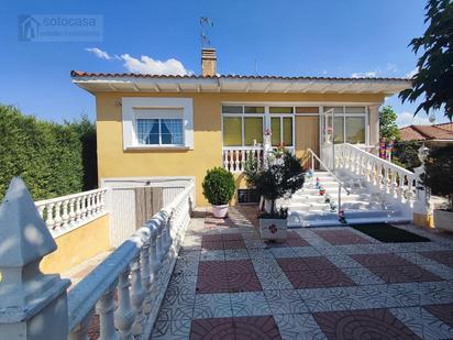 Vista exterior de Casa o xalet en venda en Cubillas de Santa Marta amb Calefacció, Jardí privat i Terrassa