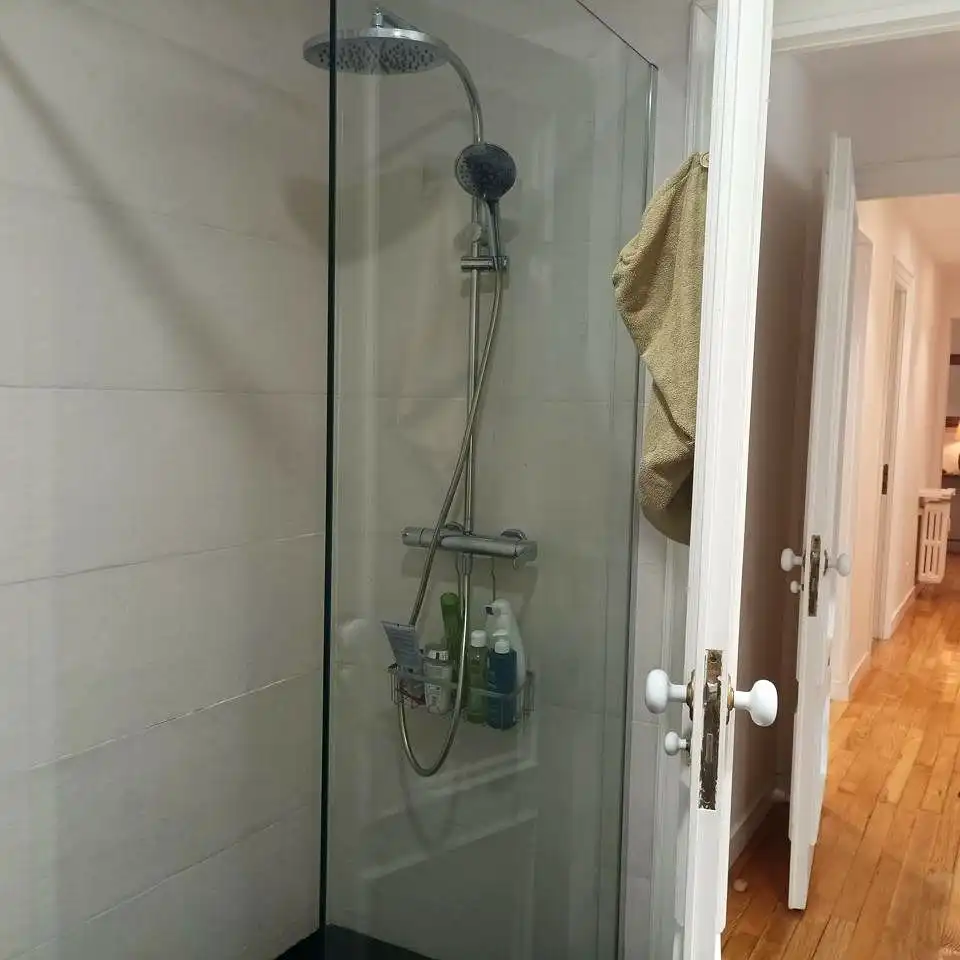 Badezimmer von Wohnung zur Miete in Madrid mit Klimaanlage, Heizung und Terrasse