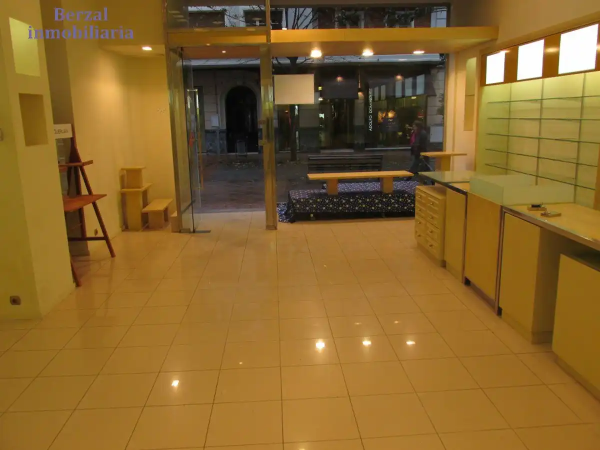 Local comercial en alquiler en Calle Doctores Castroviejo, imagen 2