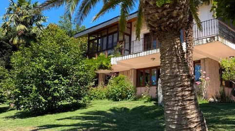 Exclusivo chalet independiente con piscina, pista de tenis y amplios jardines