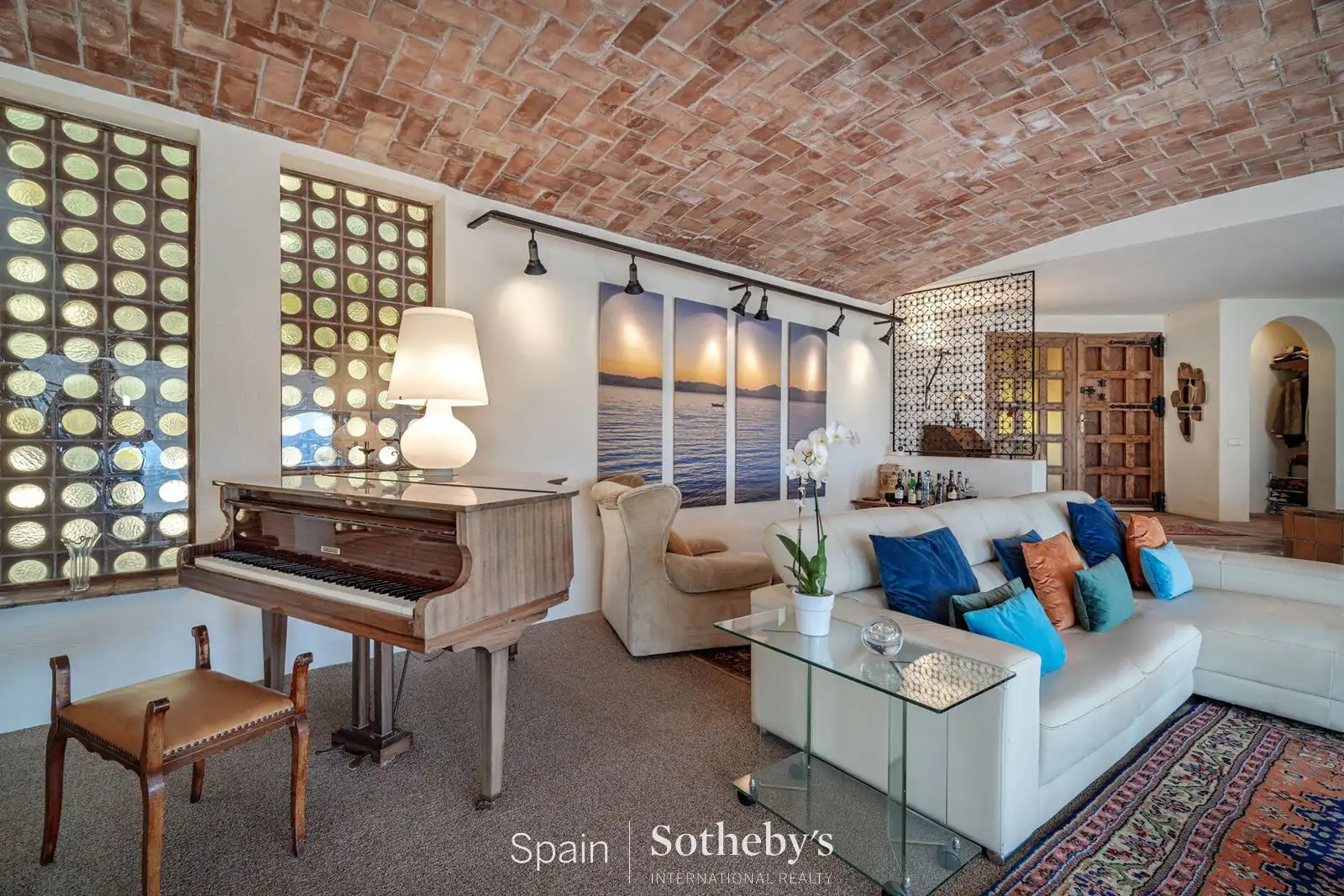 House with pool for sale in Carrer Osca, imagen 8