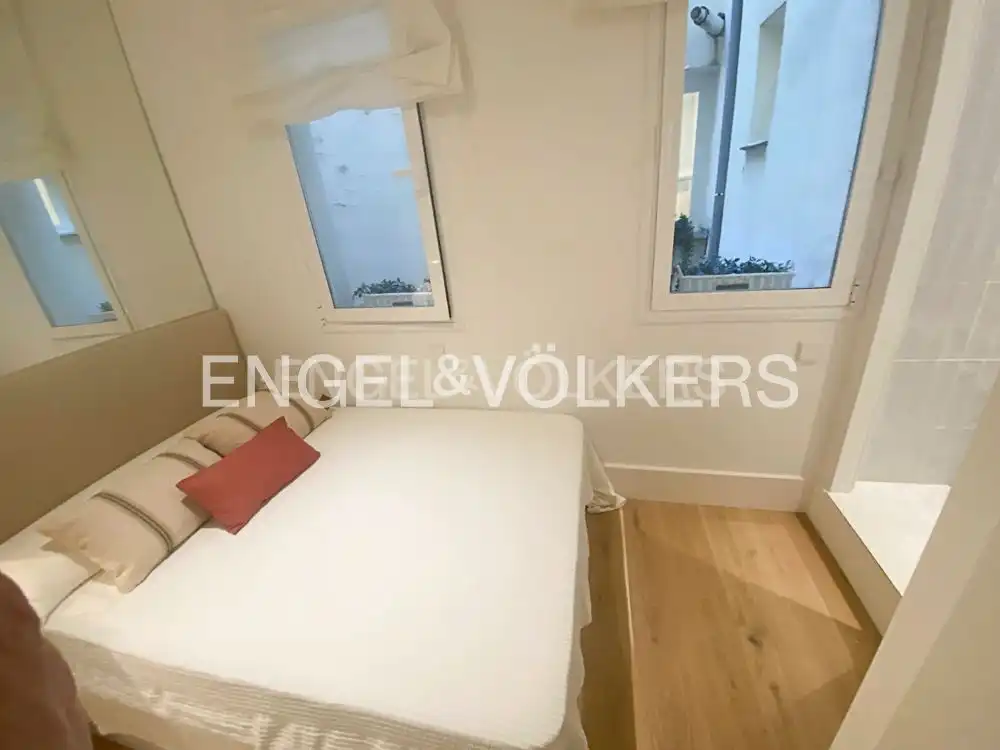 Bedroom of Flat for sale in Madrid  with Air Conditioner, Heating and Furnished