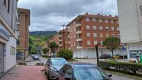 Vista exterior de Pis en venda en Los Corrales de Buelna  amb Calefacció, Terrassa i Traster