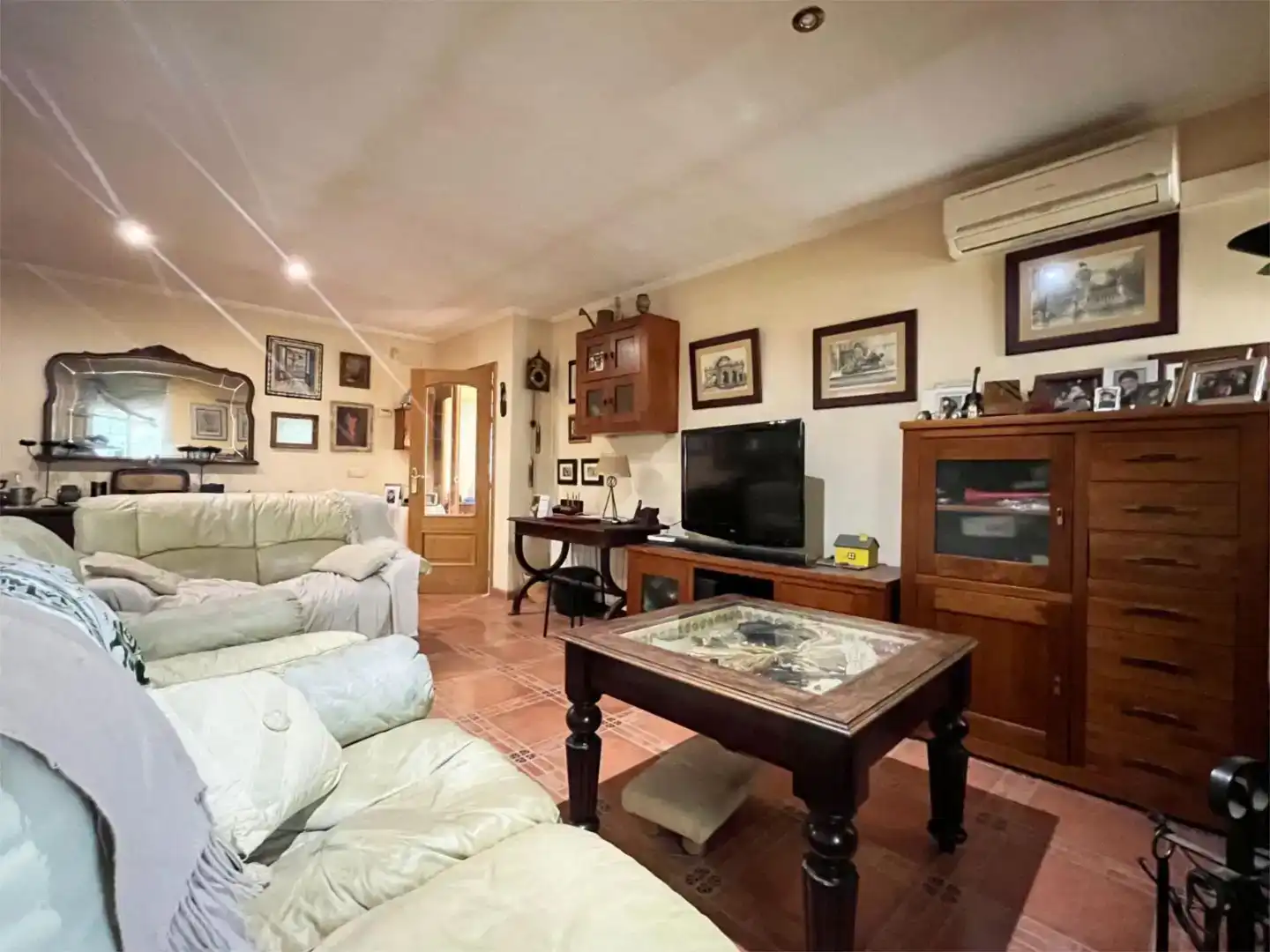 Sala d'estar de Casa o xalet en venda en Villanueva del Pardillo amb Aire condicionat, Jardí privat i Parquet