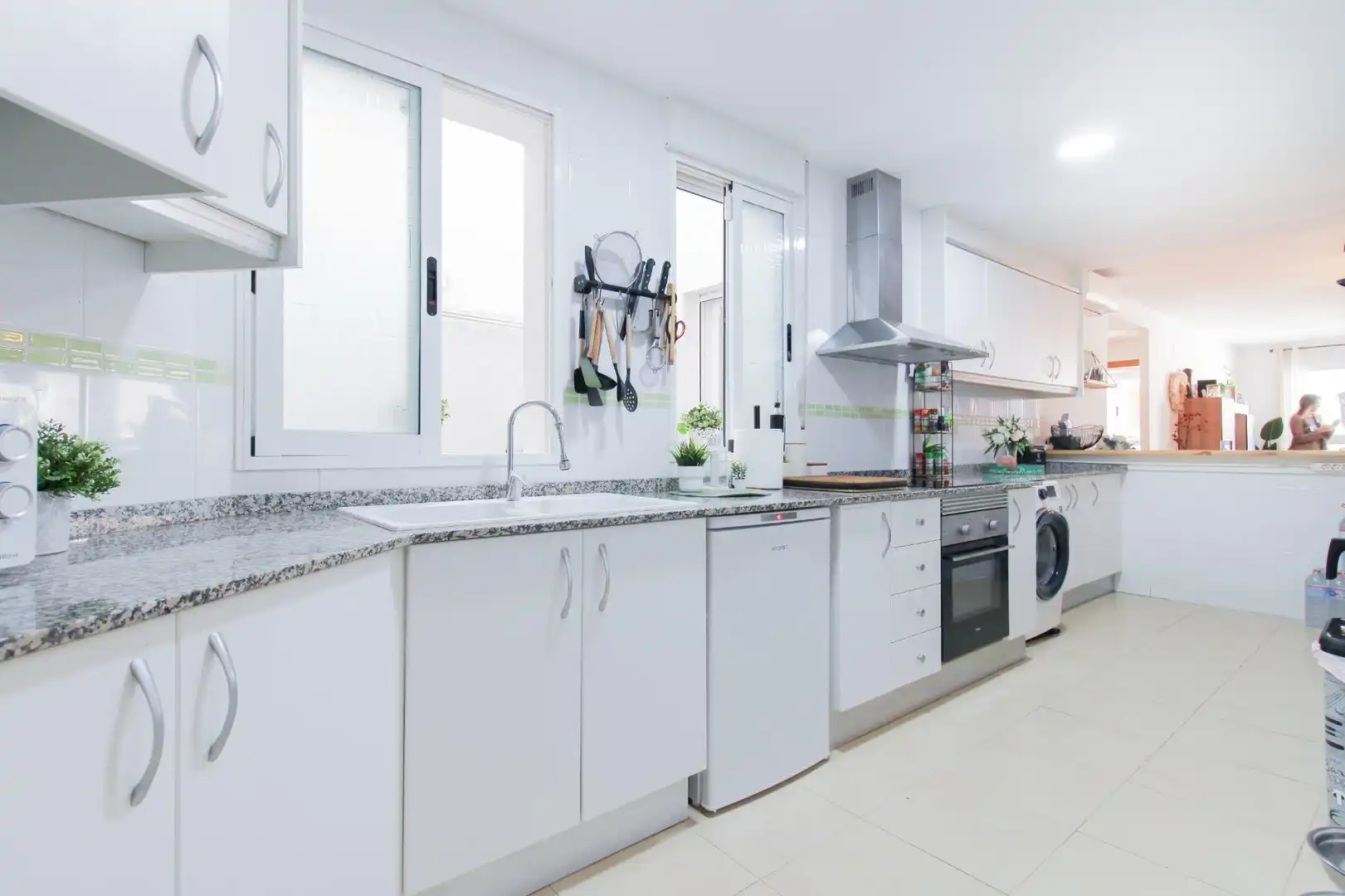 Küche von Wohnung zum Verkauf in Benaguasil mit Klimaanlage und Alarm