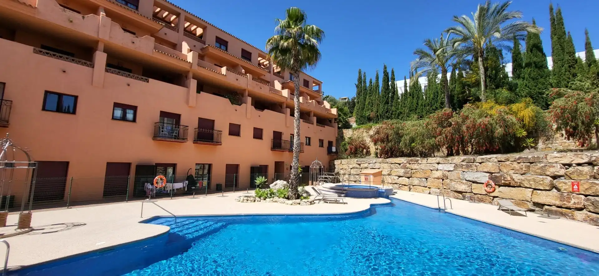 Vista exterior de Apartament en venda en Benahavís amb Aire condicionat, Calefacció i Jardí privat