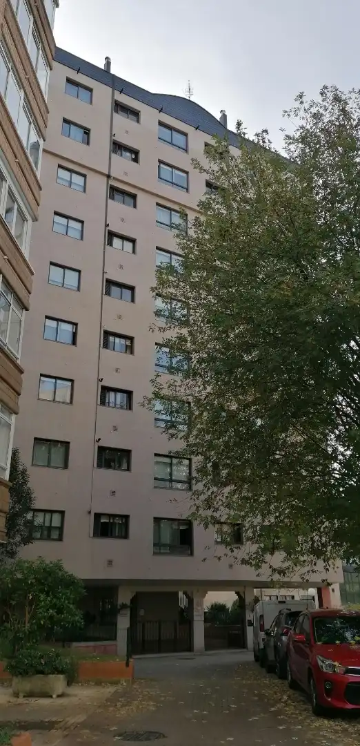 Vista exterior de Apartament en venda en Vigo  amb Calefacció, Jardí privat i Parquet