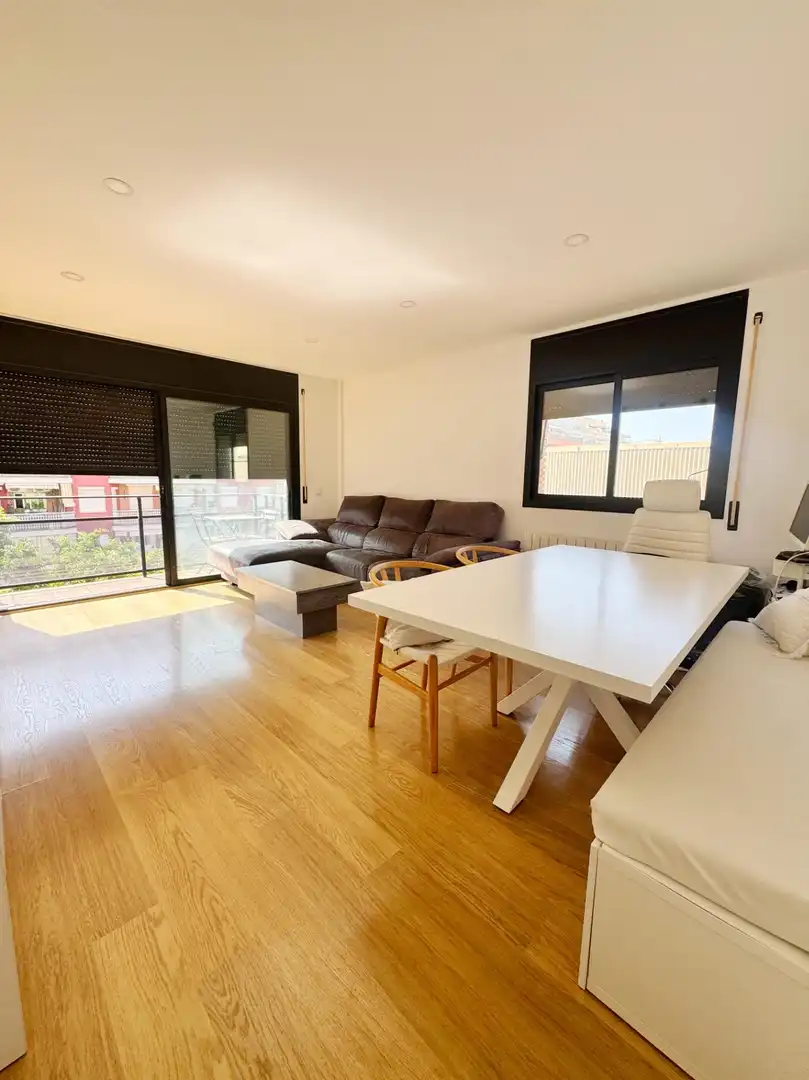 Sala de estar de Piso en venta en Castelldefels con Aire acondicionado, Jardín privado y Amueblado