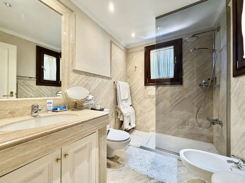 Baño de Apartamento de alquiler en Marbella con Aire acondicionado, Calefacción y Terraza