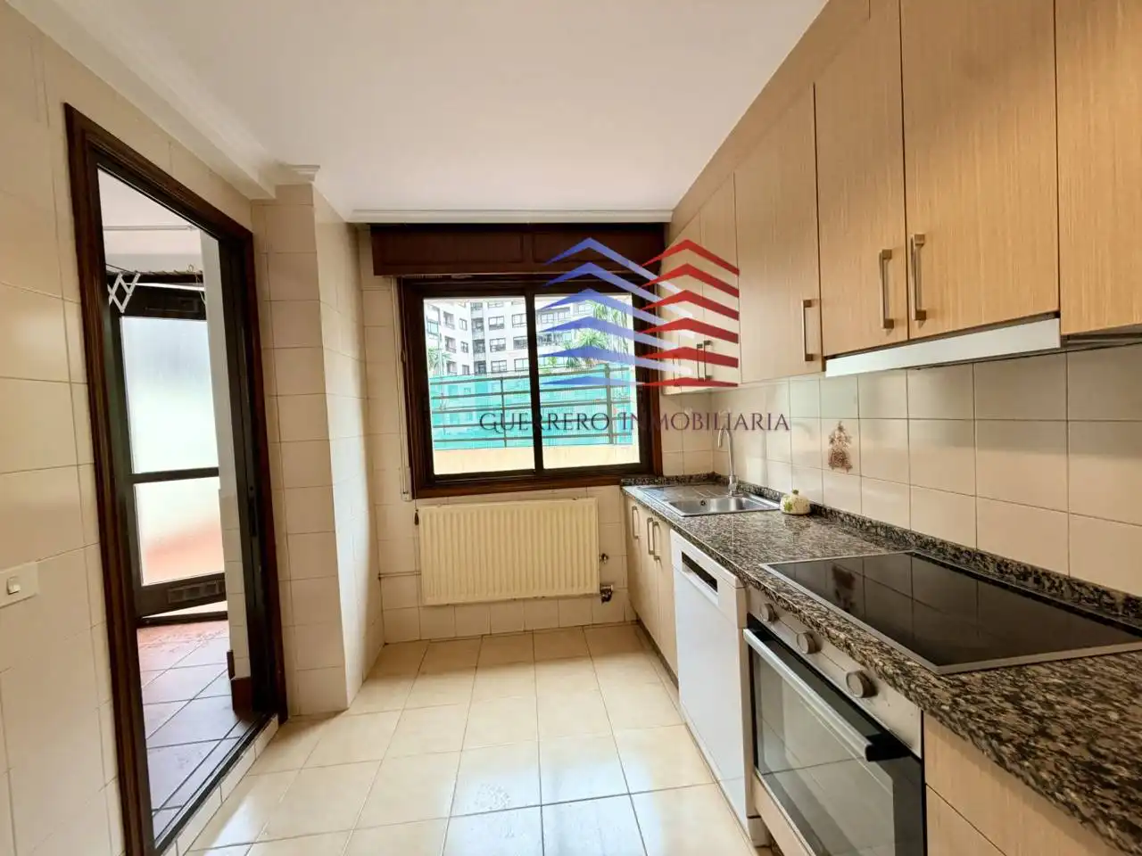 Cocina de Piso de alquiler en Vigo  con Calefacción, Parquet y Terraza