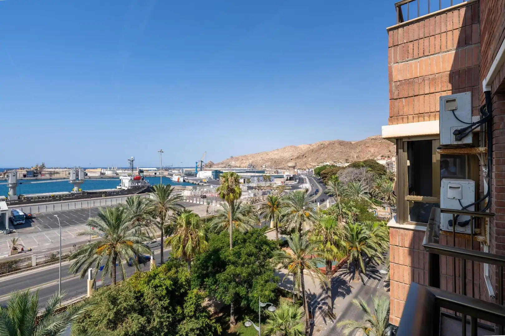 Außenansicht von Wohnung zum Verkauf in Almería mit Klimaanlage, Heizung und Balkon