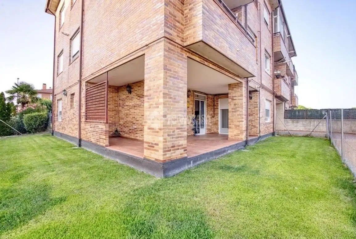 Vista exterior de Piso en venta en Villamayor con Calefacción, Jardín privado y Terraza