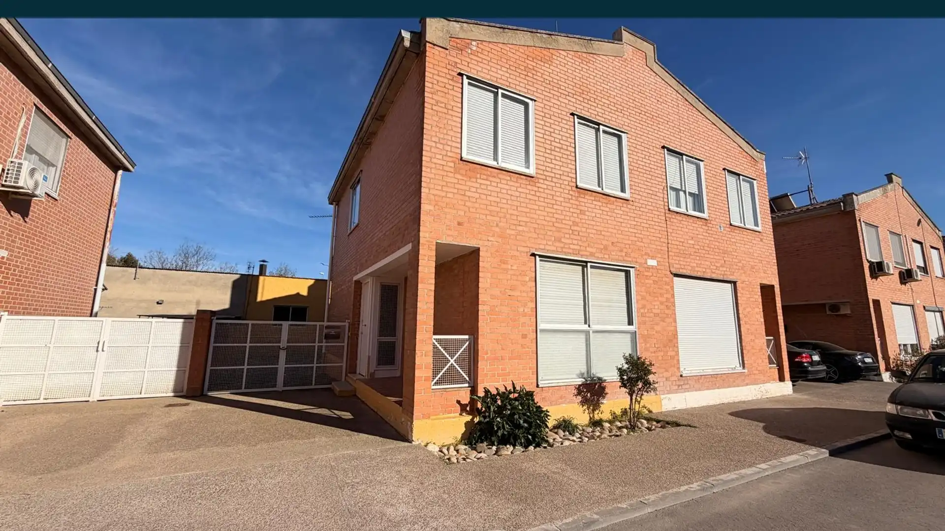 Außenansicht von Einfamilien-Reihenhaus zum Verkauf in Gurrea de Gállego mit Heizung, Abstellraum und Ofen