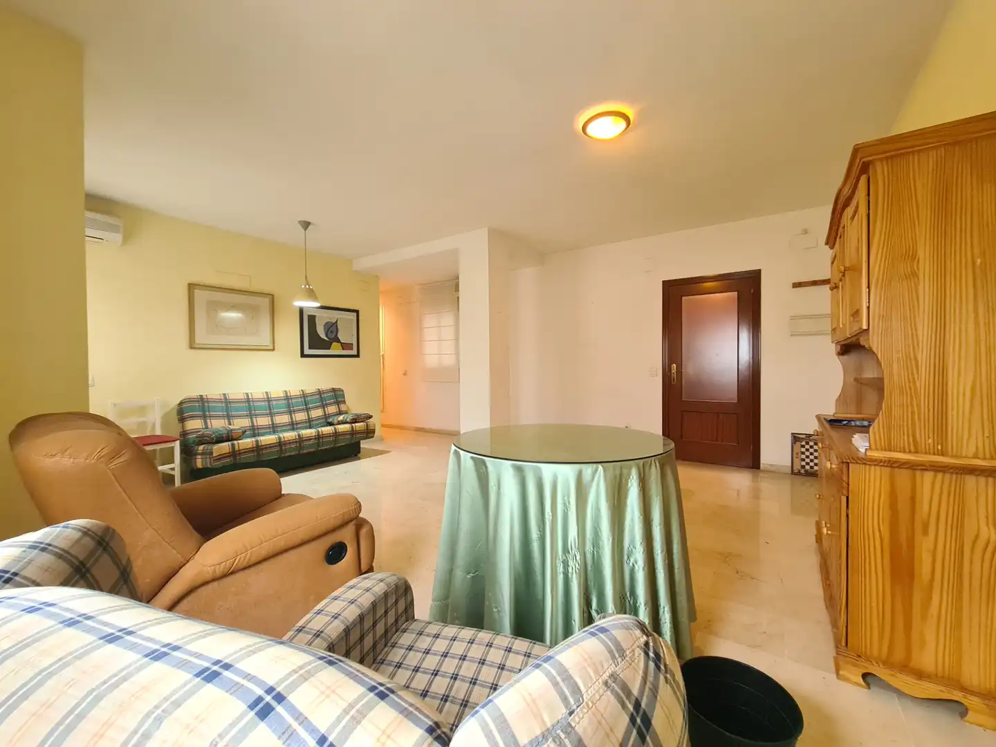 Living room of Flat for sale in Sevilla  with Air Conditioner and Storage room