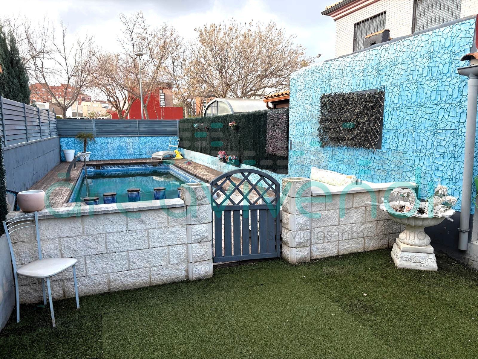 Piscina de Casa adosada en venda en Castellón de la Plana / Castelló de la Plana amb Aire condicionat, Calefacció i Jardí privat