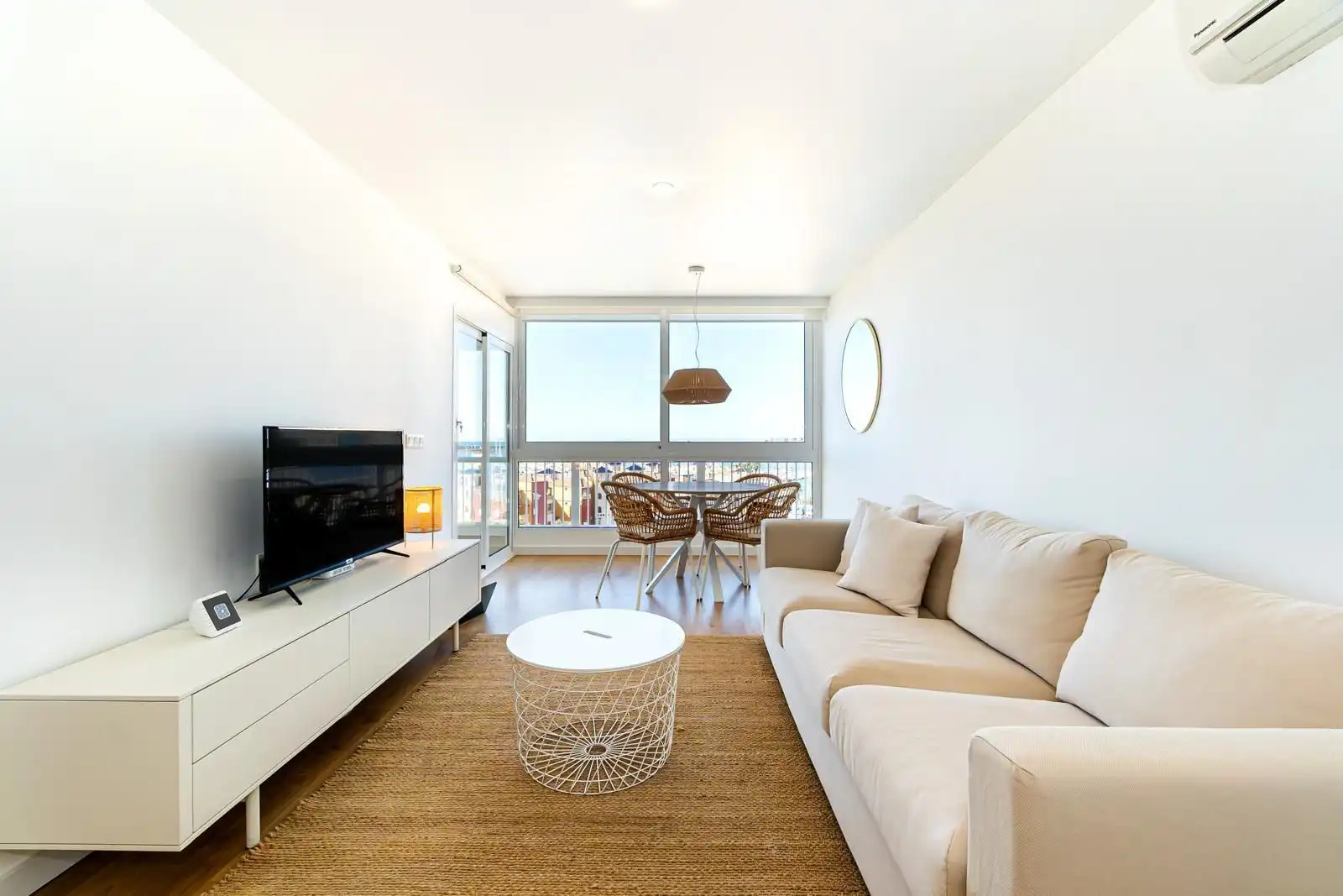 Sala de estar de Apartamento de alquiler en Torrevieja con Aire acondicionado, Calefacción y Terraza
