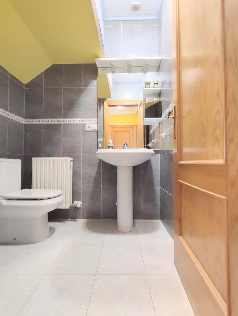 Baño de Casa adosada en venta en Aoiz / Agoitz con Aire acondicionado, Calefacción y Terraza